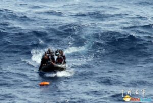 马航飞机真失事？中国海军打捞起救生衣和油桶