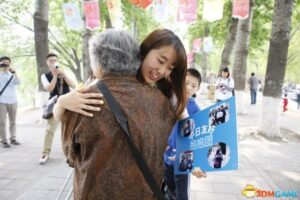 日本留学生现身北京公园“求拥抱”促进中日友好