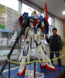 真是神还原！日本六旬老人为孙子打造巨型高达