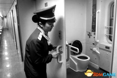 学霸上厕所不忘备考 手机意外掉入排泄口飞出火车