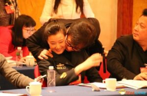 成龙两会贴脸宋祖英 礼仪专家：热情应注意分寸