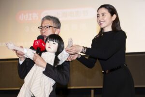 喜劇名導黑化匿名打造《鬼娃娃》　人偶行程滿檔登時尚舞台成吸睛嘉賓