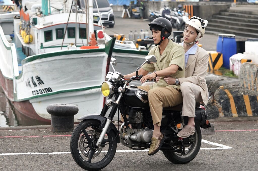 懸疑劇《沙瑪基的惡靈》小琉球開鏡　羅宏正雨中騎車宋偉恩後座熊抱誤飄BL風