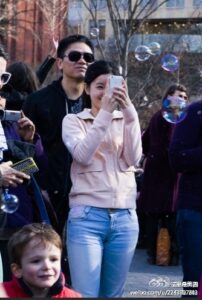 京东CEO刘强东与奶茶妹妹美国约会：街头紧拥抱