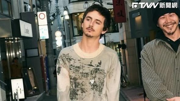 甜茶朝聖WBC台日戰！東京巨蛋「看球身影」被捕獲　拉丁天王Bad Bunny也在場