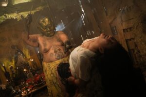 30句真實咒語入戲！《邪降：覺醒》招魂咒　引「好兄弟」片場圍觀