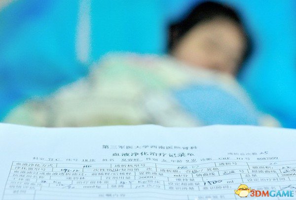 9岁女童送饭路上被撞飞 白色依维柯肇事印抢修字