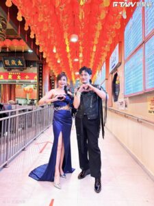 吳俊宏、林琇琪新加坡開唱！「狂收上百個紅包」　手沒停過：多到口袋裝不下