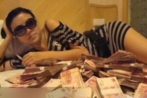 90后女孩在微信晒过亿存款 骗得79万余元挥霍