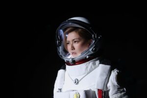 孫燕姿全新單曲〈飛瀑而下〉　MV中化身太空人