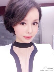 深V才能深得人心 CCTV5女主播性感着装引起关注