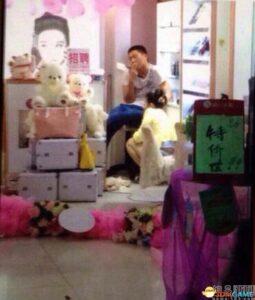 深圳龙华站附近发生暴力恶意砍人事件 场面惨烈