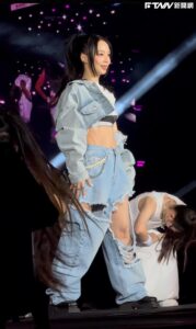 高雄櫻花季／真的激似Jennie！孫淑媚辣秀川字腹肌　熱唱〈Like Jennie 〉