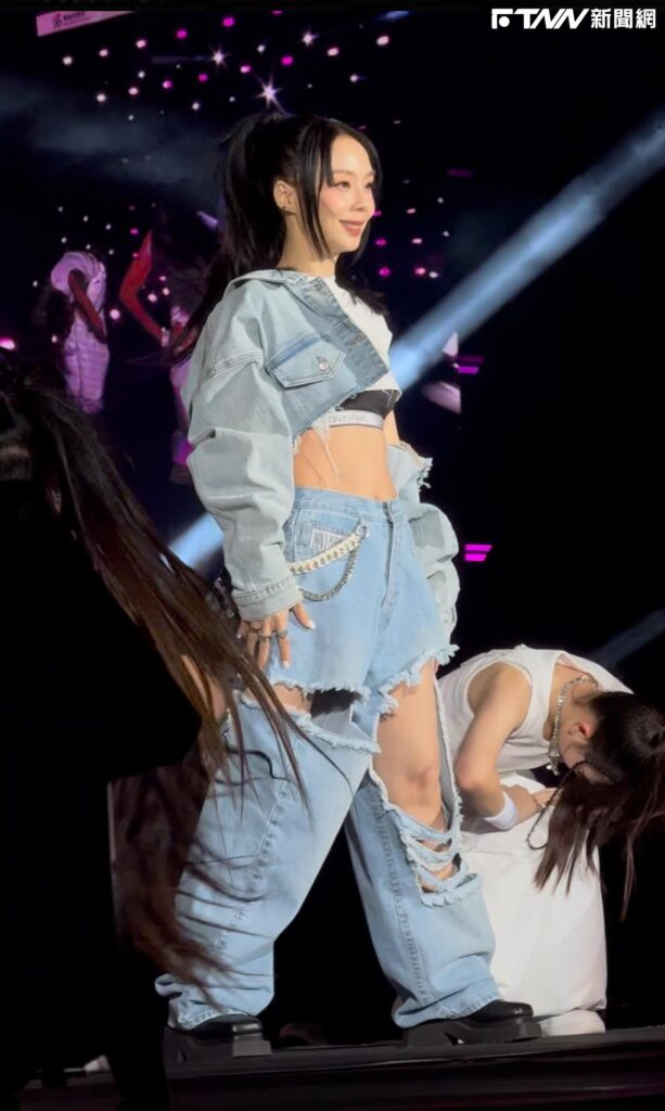 高雄櫻花季／真的激似Jennie！孫淑媚辣秀川字腹肌　熱唱〈Like Jennie 〉