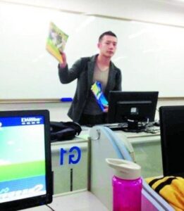 四川外国语大学男神老师网络爆红 学生们不淡定