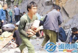 福建一运送酸奶货车侧翻 市民哄抢：不抢的是傻子
