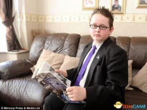 英国14岁男孩因学校布置作业太少组织百人罢课