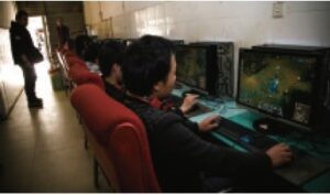 小伙黑网吧奋战 为不坑队友在警察围观下继续游戏