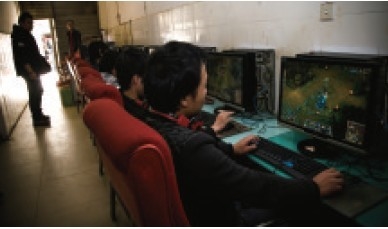 小伙黑网吧奋战 为不坑队友在警察围观下继续游戏