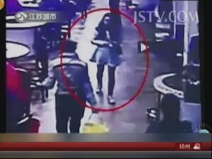 长沙某女子低头玩手机 被猥琐男尾行强暴投江里