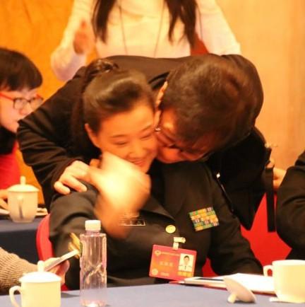 成龙竟偷吻宋祖英 那些惨遭“龙哥”揩油的女星
