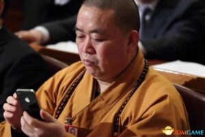 少林寺年轻僧人用智能手机 释永信不准他们看片