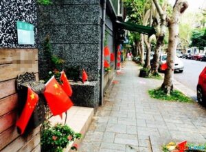 已被攻占的节奏 台北小区遭神秘女子插满五星红旗