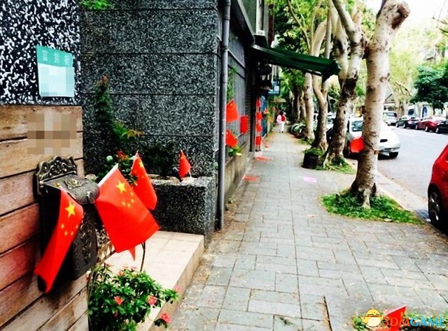 已被攻占的节奏 台北小区遭神秘女子插满五星红旗