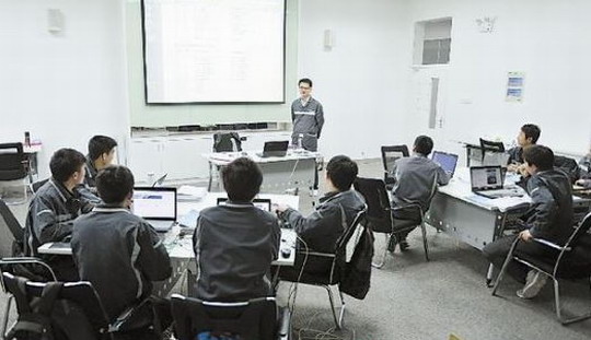大学另类“宝马班”曝光 出行坐飞机住五星酒店