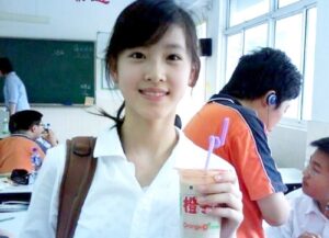 奶茶妹章泽天承认与刘强东恋情：忘掉那杯奶茶